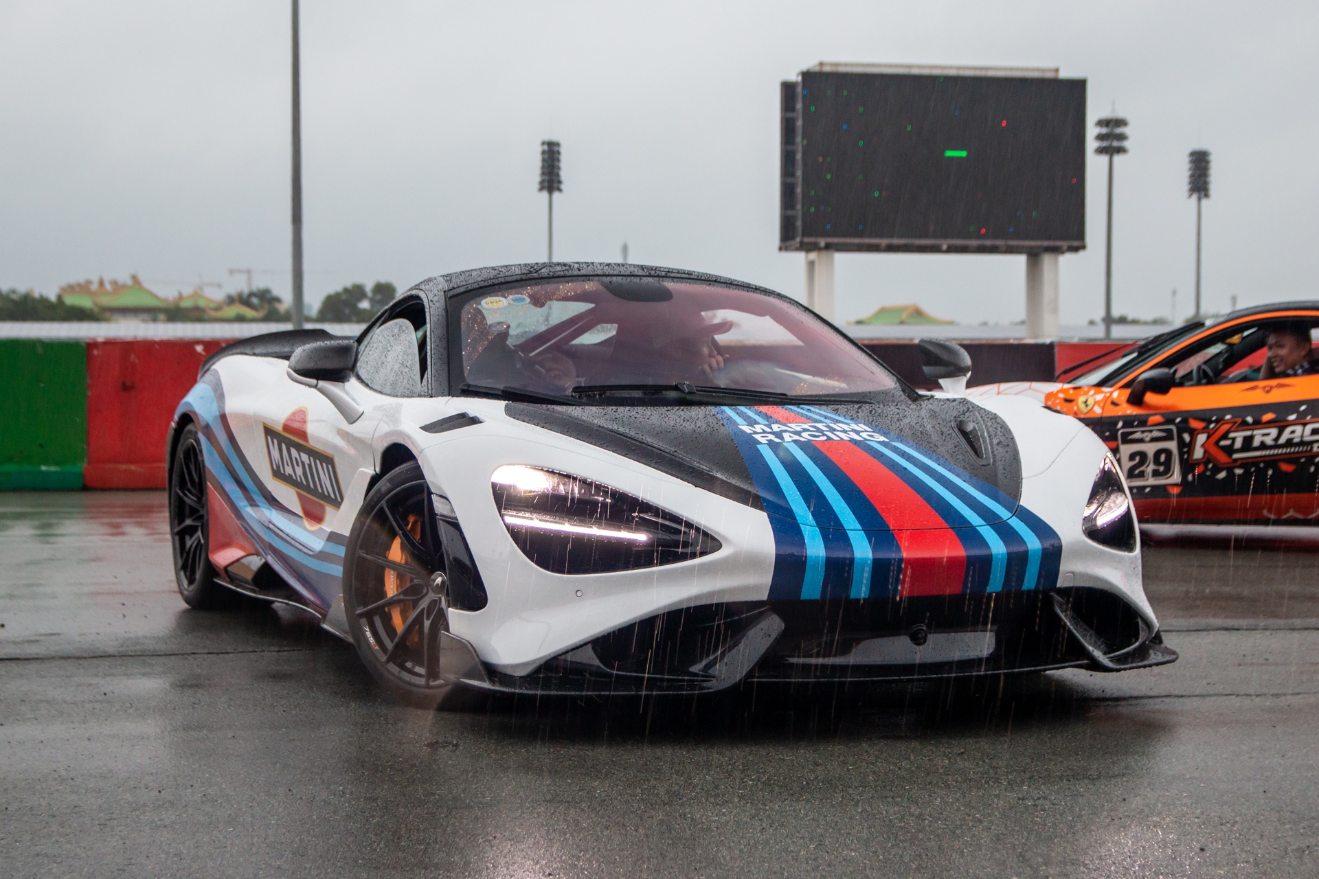 McLaren 765LT tai xuat voi dien mao moi hinh anh