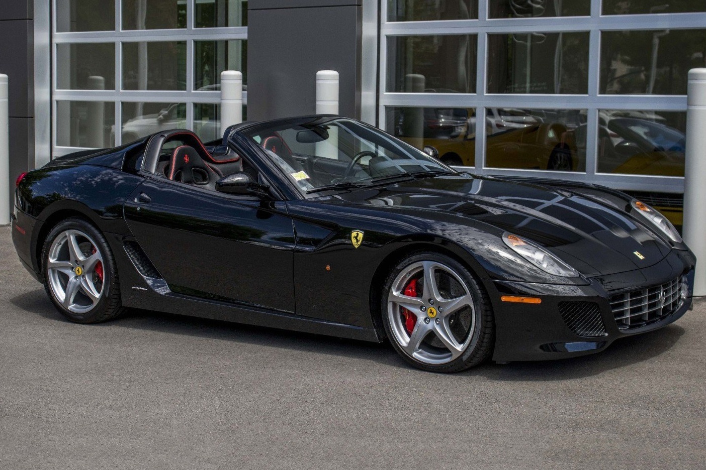 Ferrari 599 SA Aperta duoc ban voi gia gan 1 trieu USD hinh anh