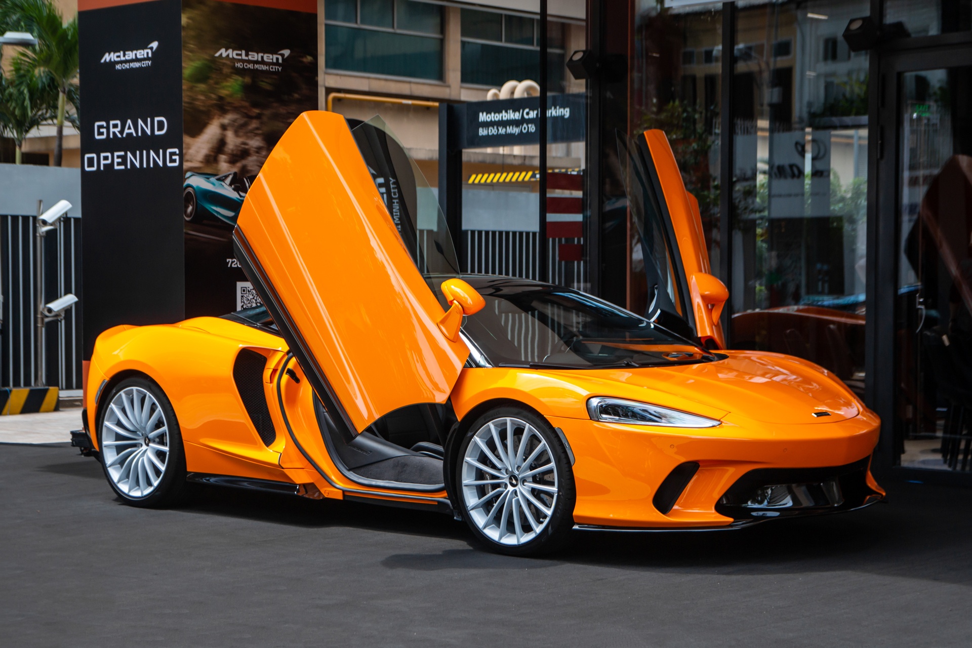 Ngam McLaren GT chinh hang gia gan 16 ty dong hinh anh