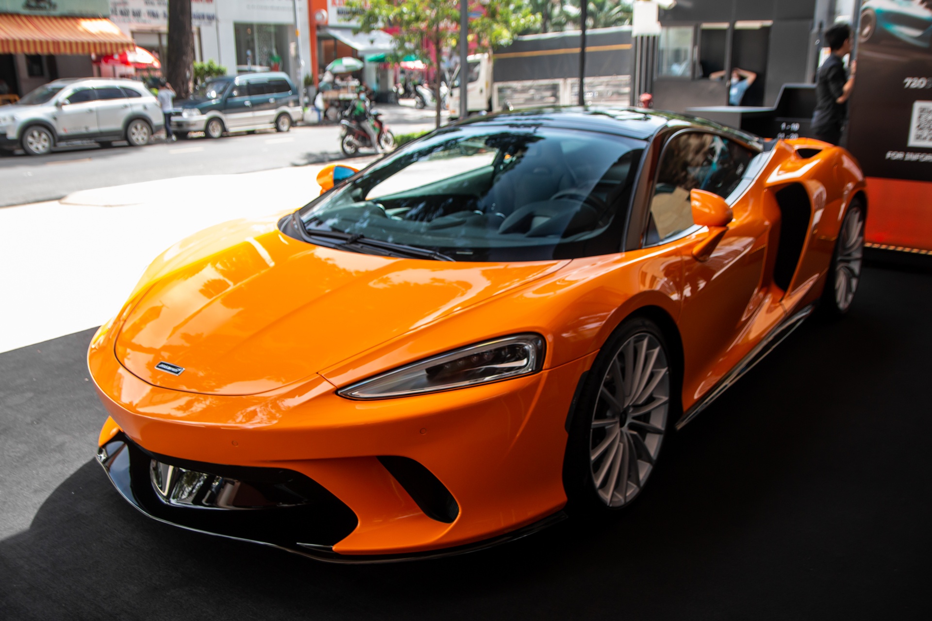 McLaren GT anh 33