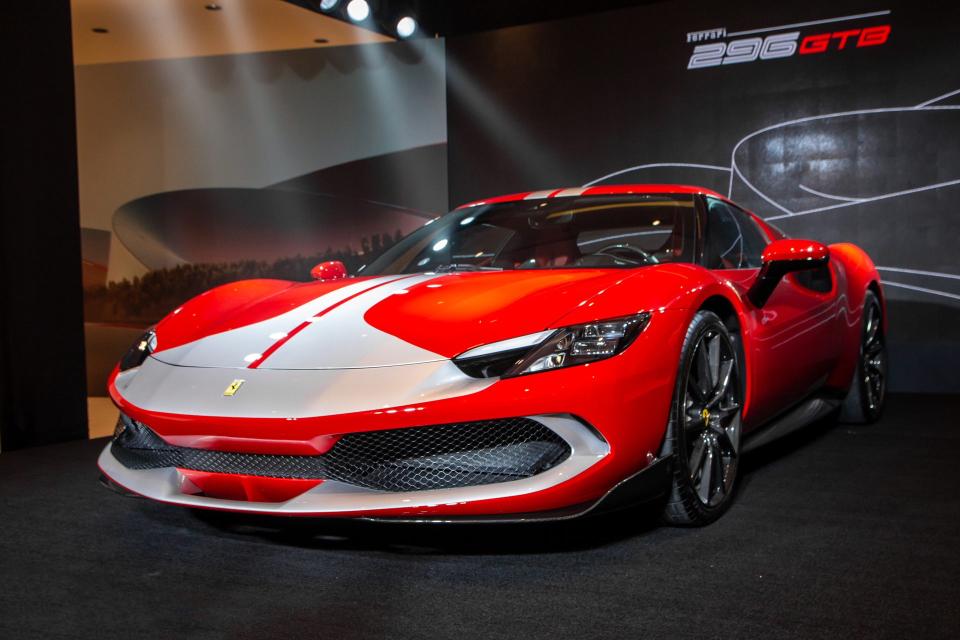 Ngam Ferrari 296 GTB dau tien tai Viet Nam, gia khoang 21 ty dong hinh anh