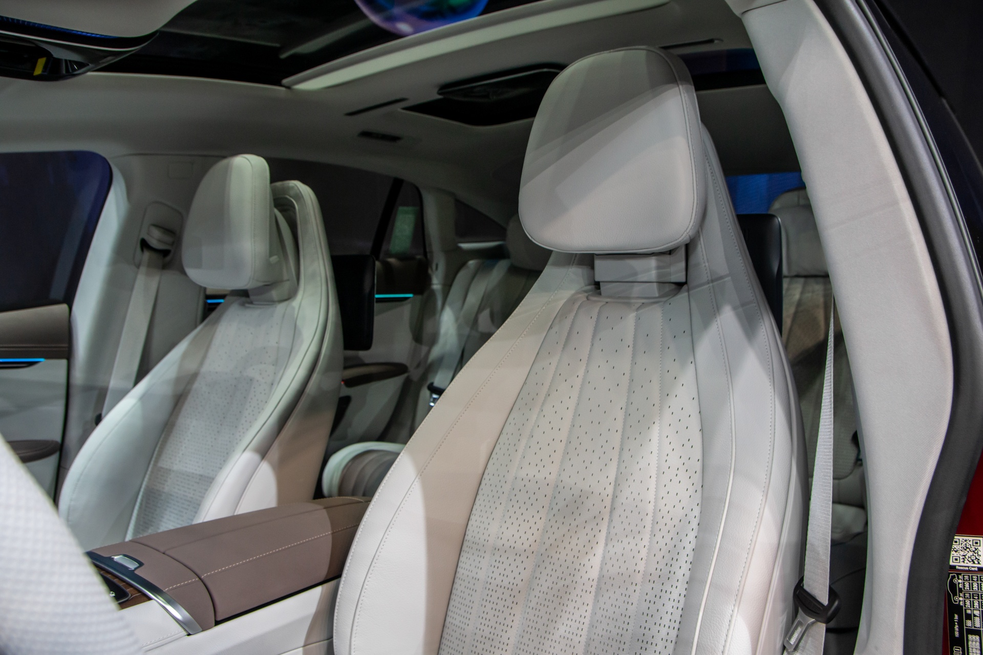 Mercedes-Benz EQS anh 13