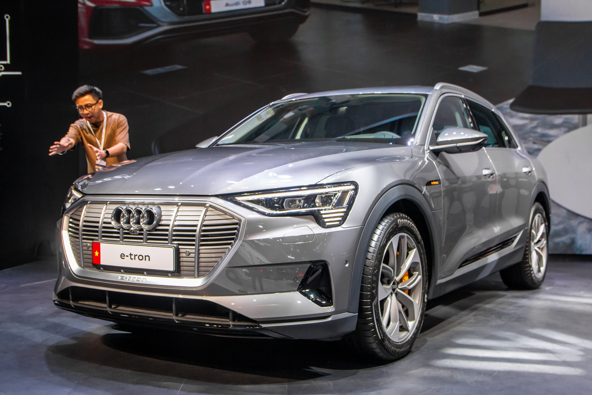 Audi e-tron SUV ban thuong mai xuat hien tai VMS 2022 hinh anh