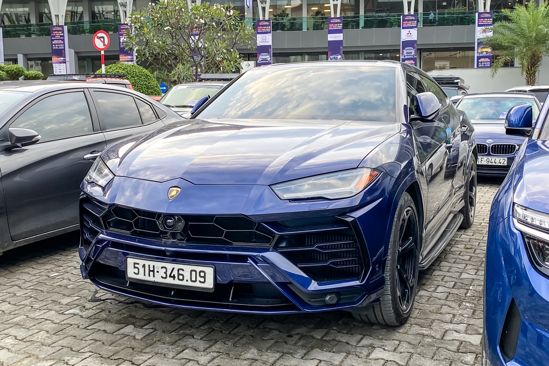 Loat sieu xe, xe the thao xuat hien ben ngoai Vietnam Motor Show 2022 hinh anh