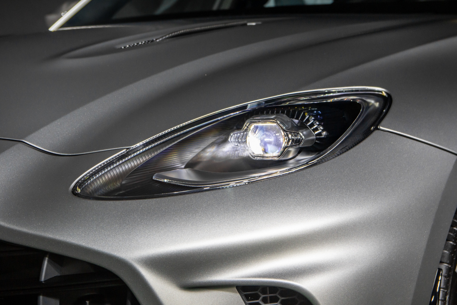 Aston Martin DBX707 anh 2