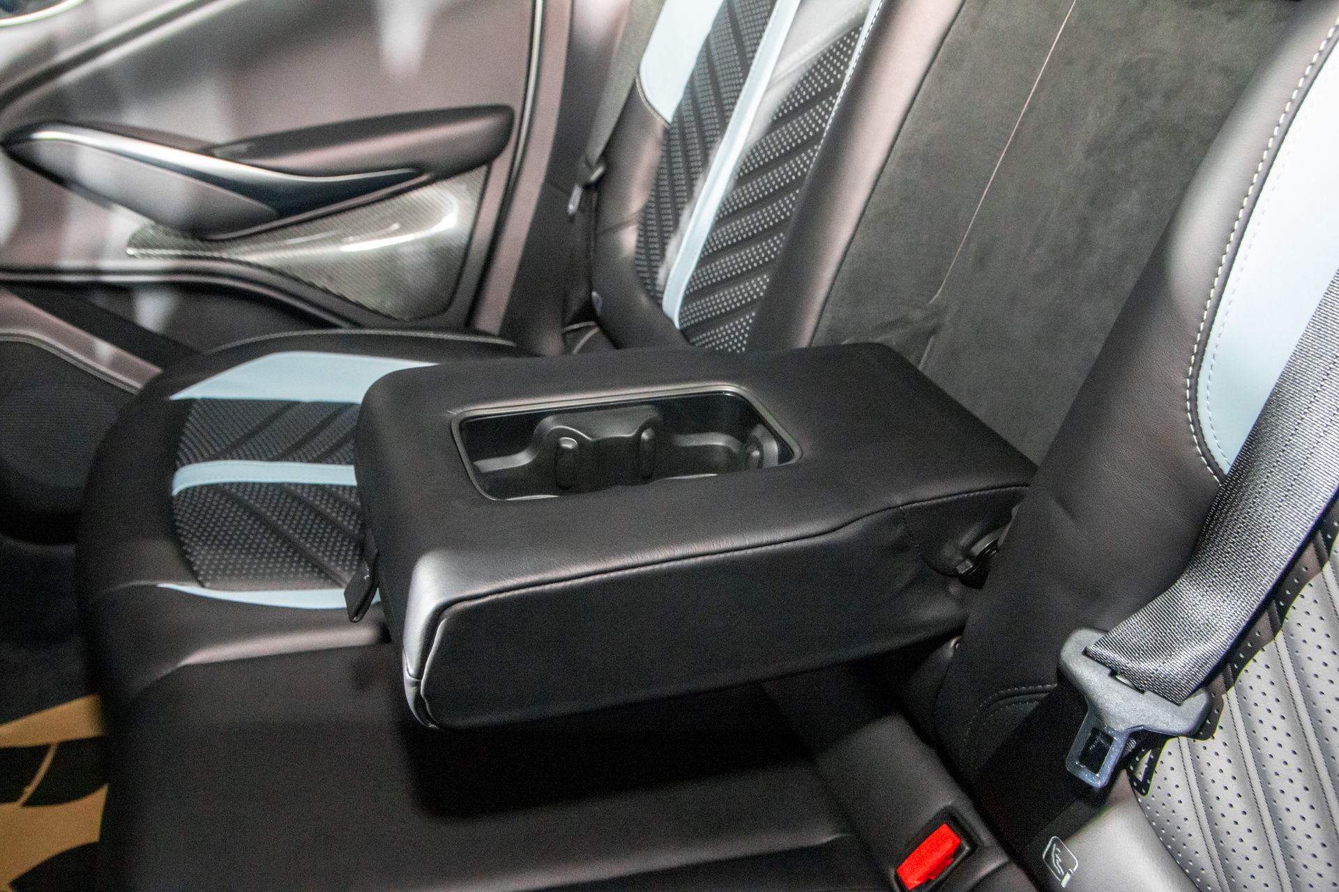 Aston Martin DBX707 anh 23