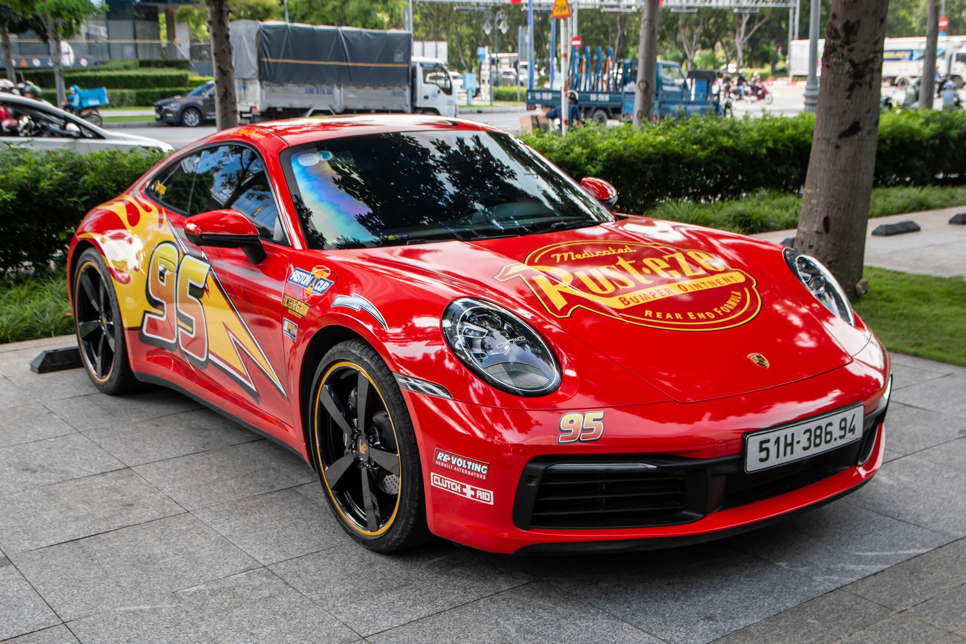 Porsche 911 Carrera voi ngoai that lay cam hung tu Lightning McQueen hinh anh