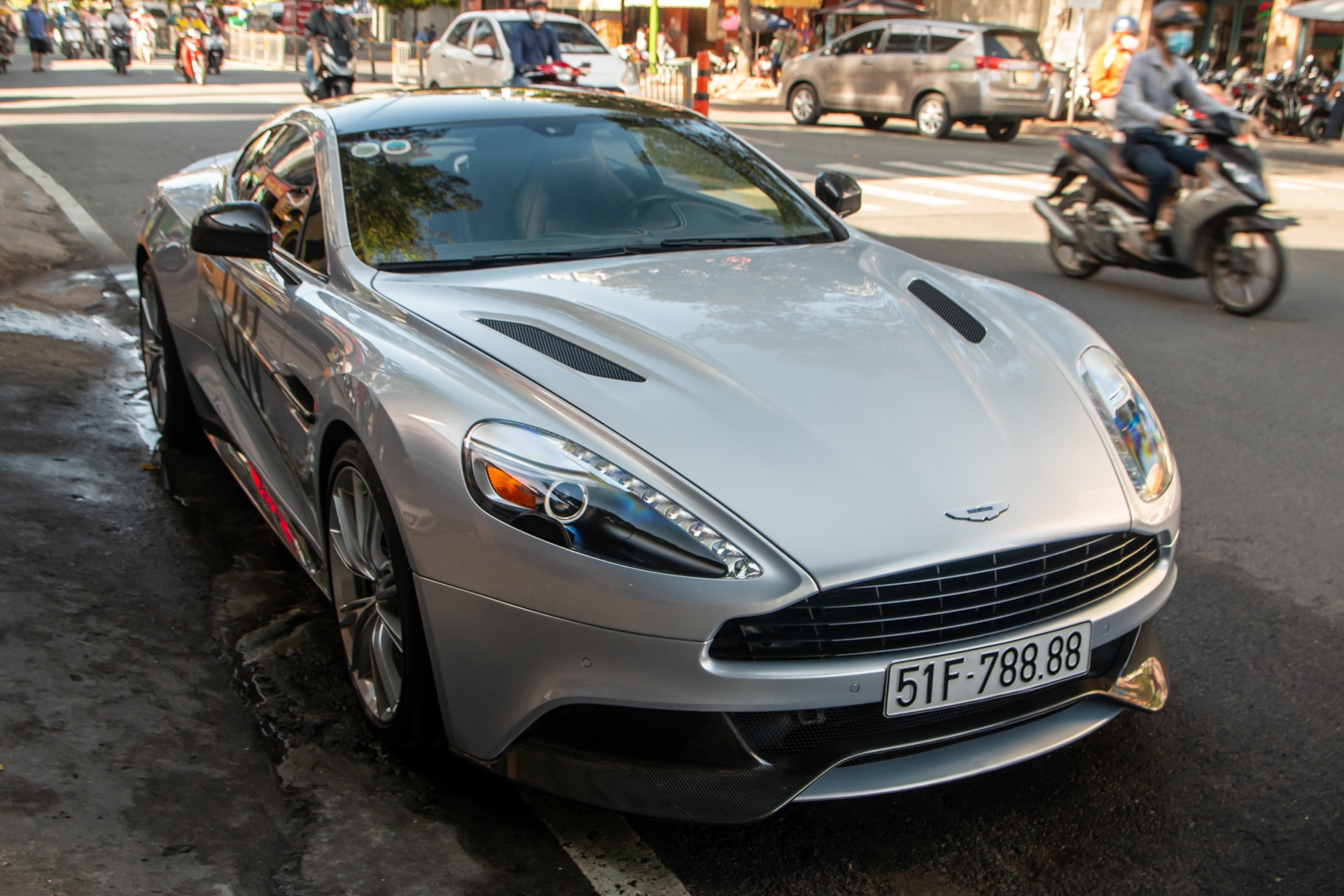 Aston Martin Vanquish anh 1
