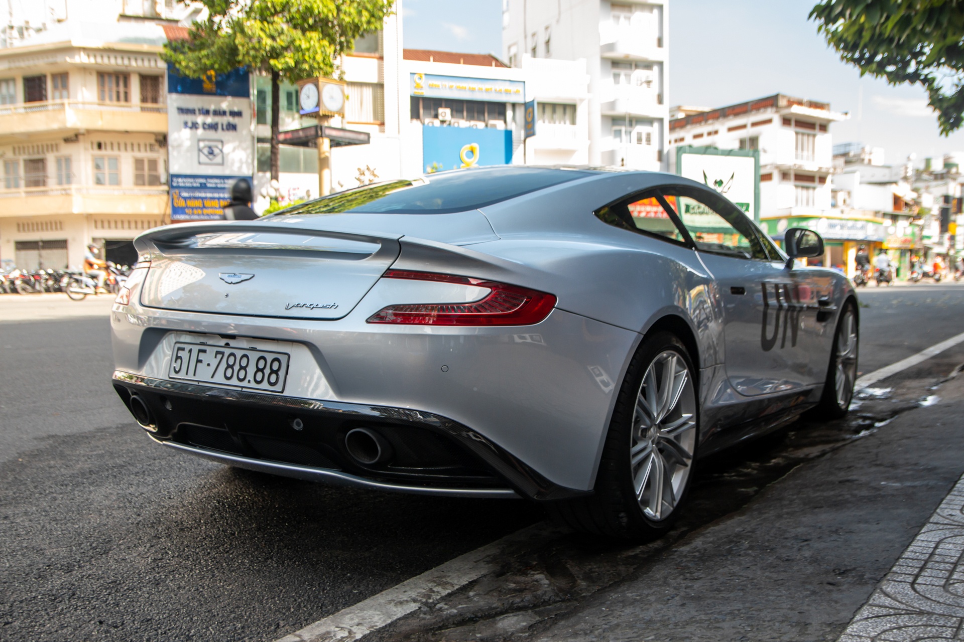 Aston Martin Vanquish anh 14