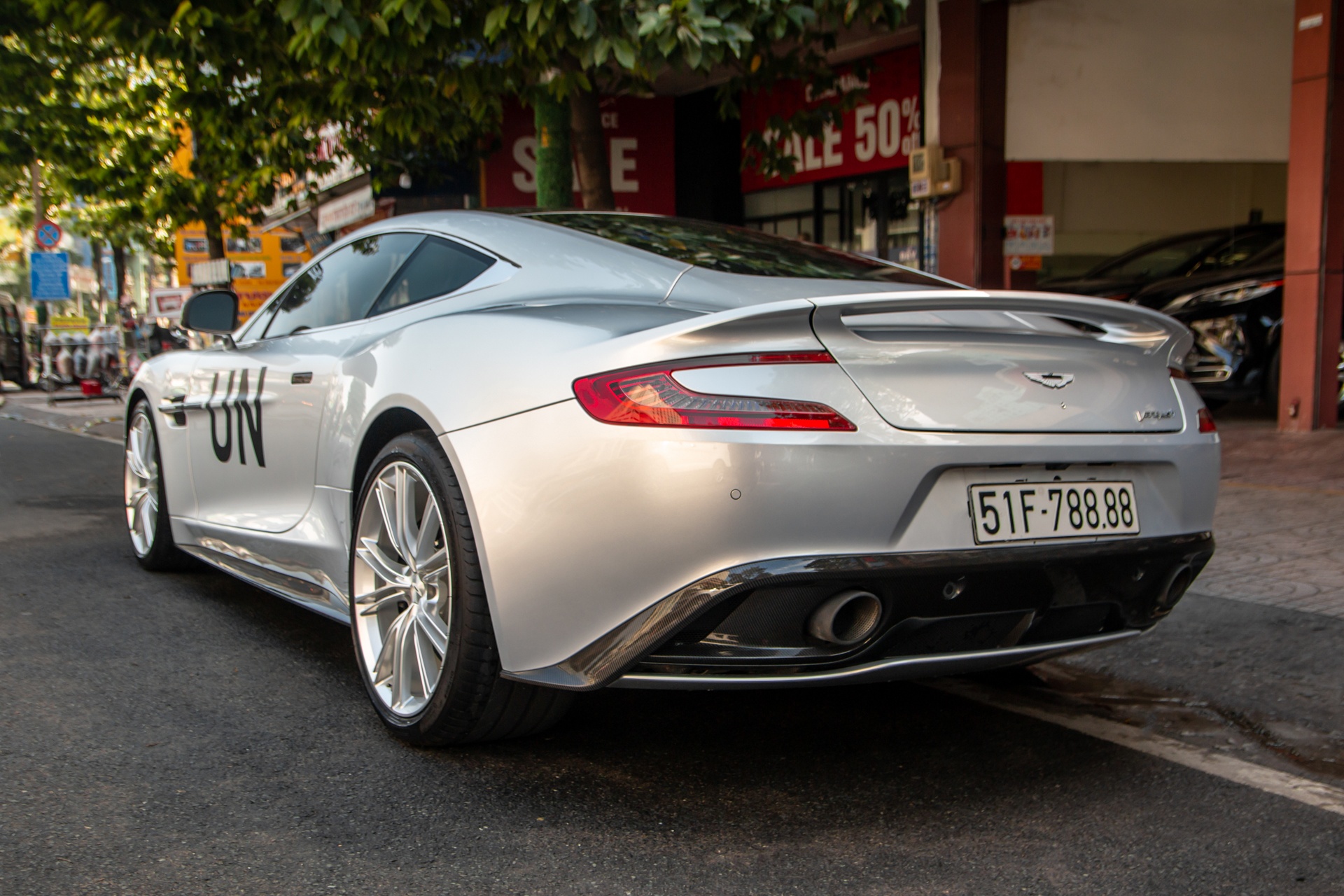 Aston Martin Vanquish anh 4