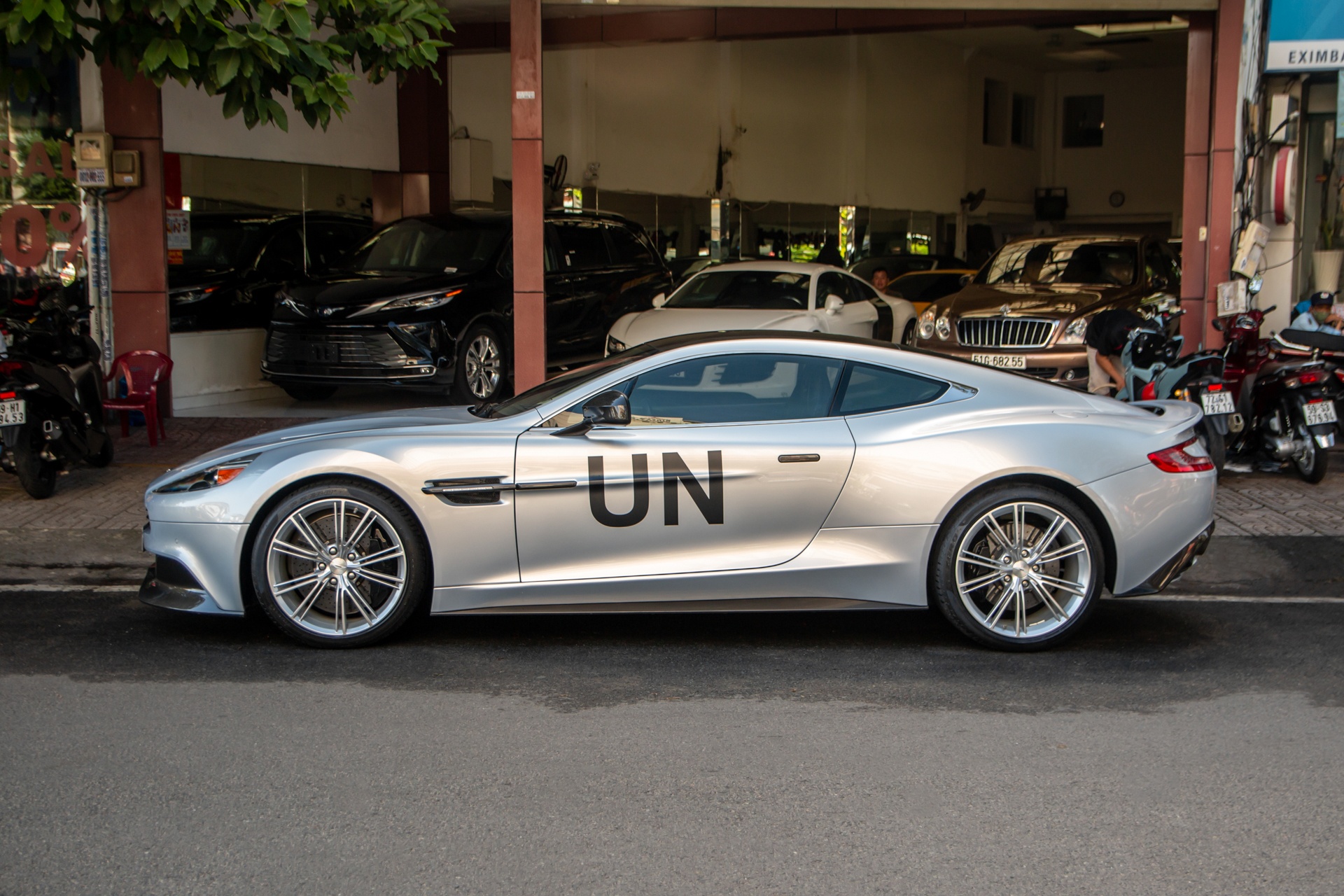 Aston Martin Vanquish anh 13