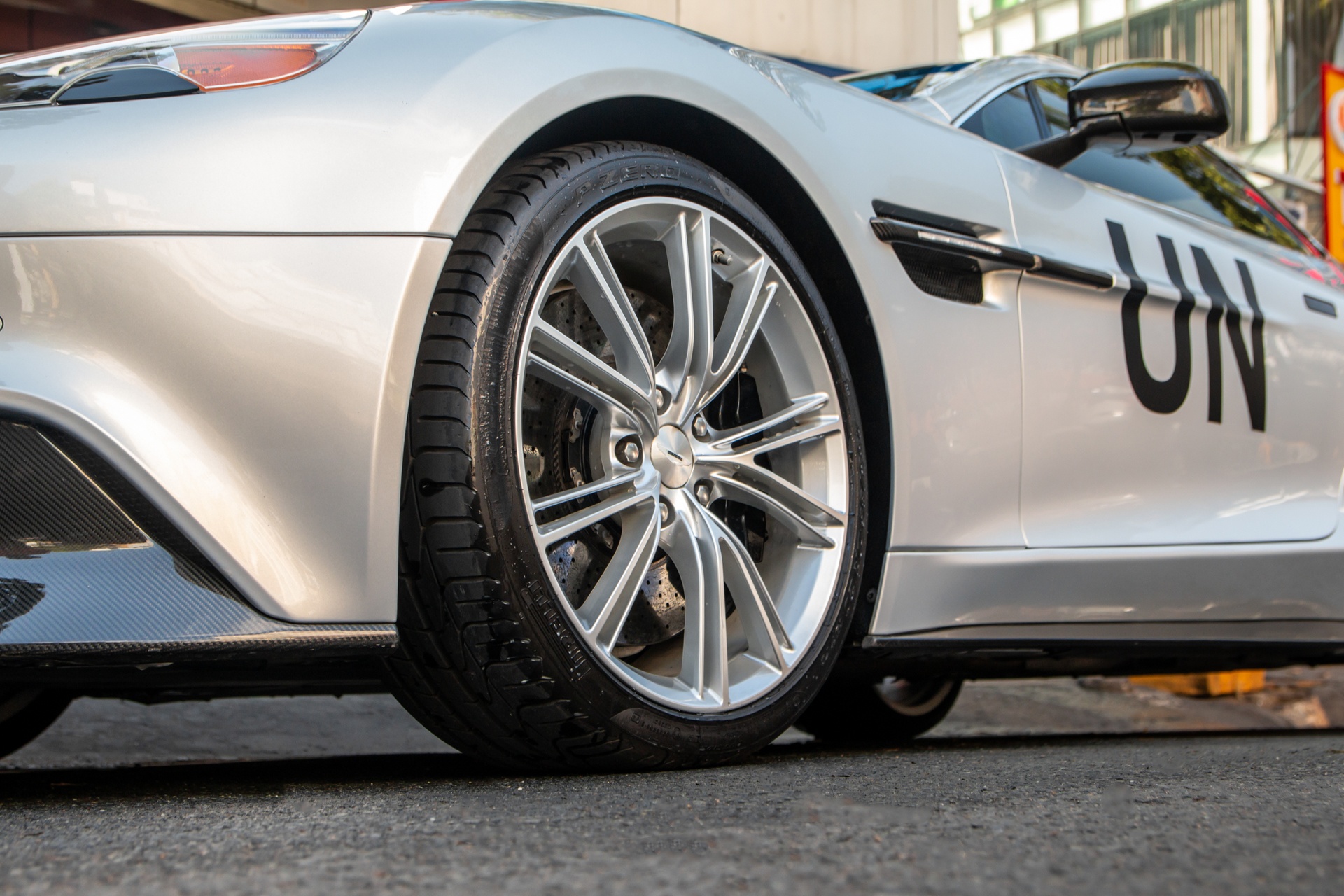 Aston Martin Vanquish anh 6