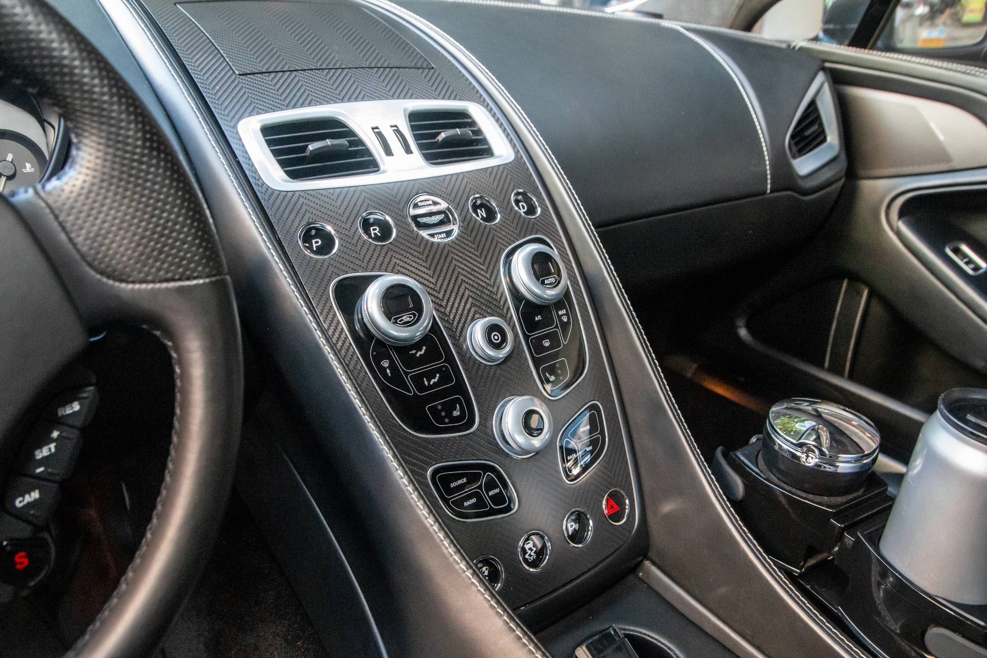 Aston Martin Vanquish anh 9