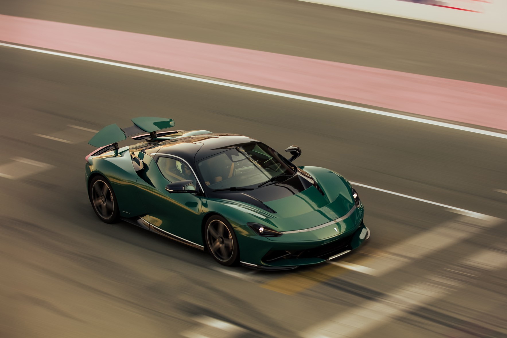 Xe dien Pininfarina Battista lap ky luc tang toc nhanh nhat the gioi hinh anh