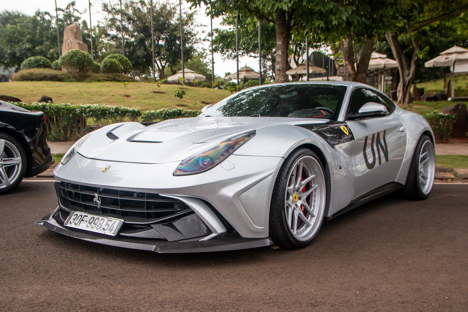 Ferrari F12 Berlinetta do Duke Dynamics tai xuat voi dien mao moi hinh anh