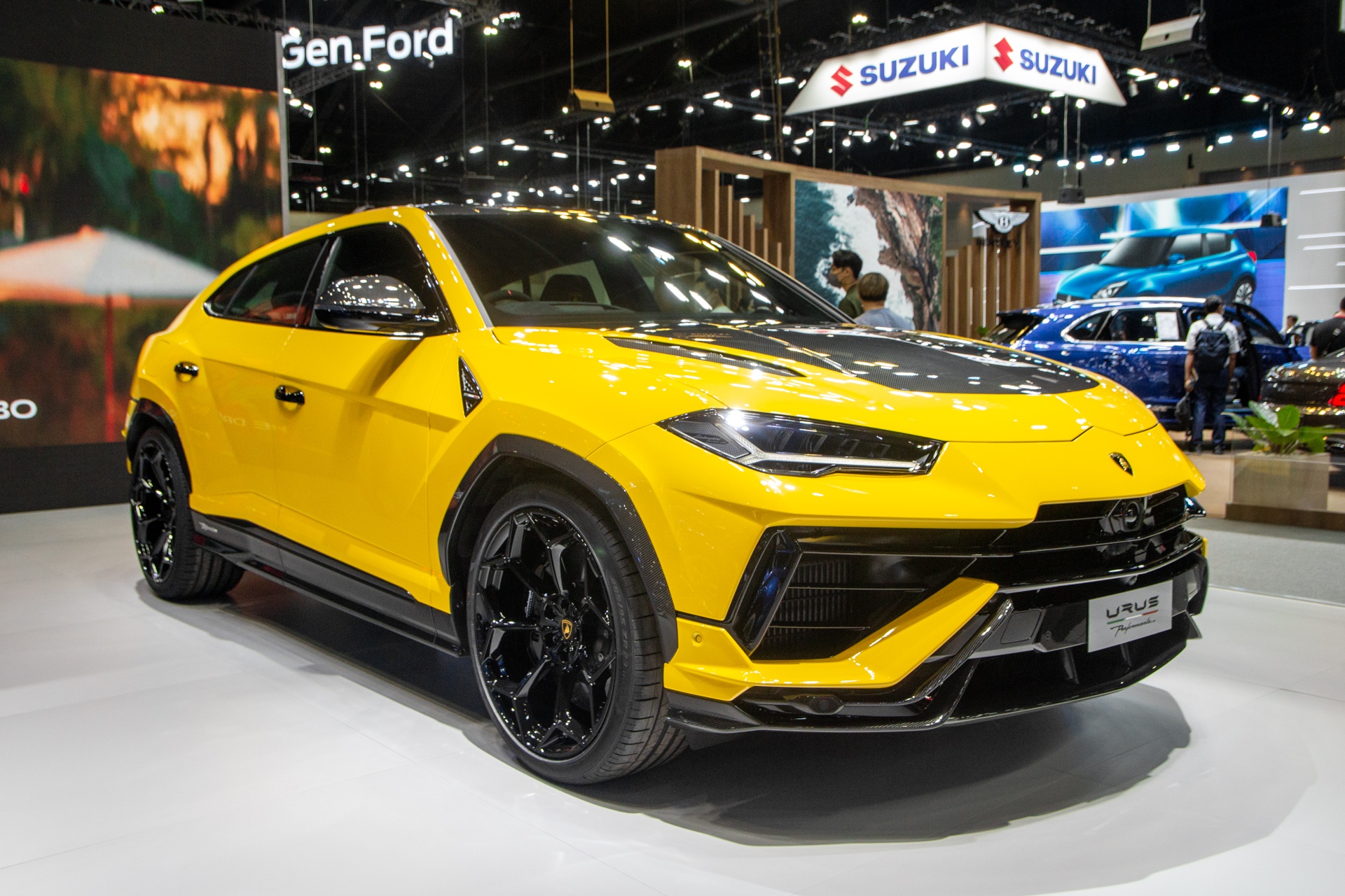 Can canh Lamborghini Urus Performante lan dau xuat hien tai Dong Nam A hinh anh