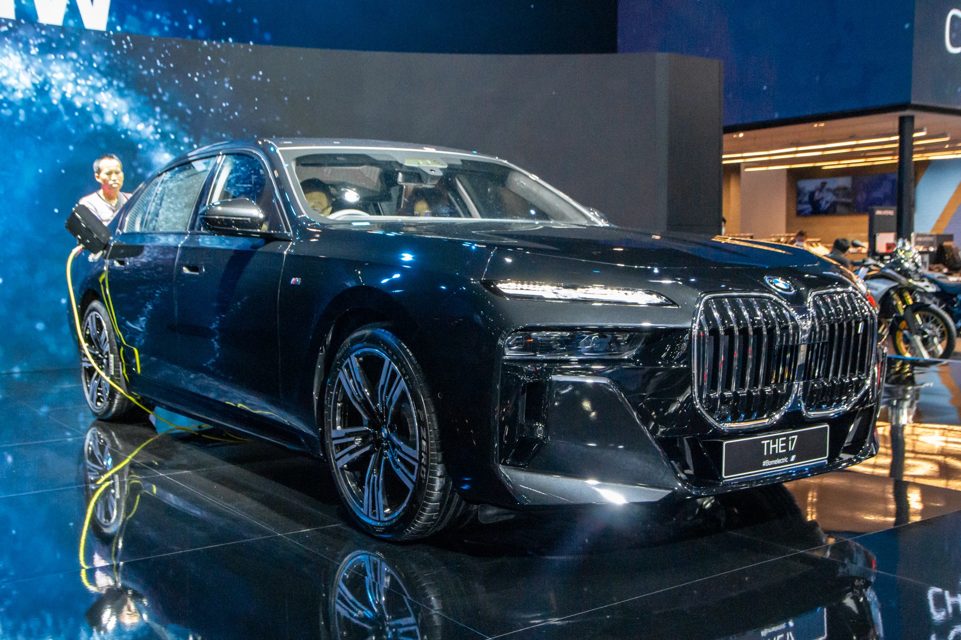 Can canh sedan dien hang sang BMW i7 tai Thai Lan Motor Expo 2022 hinh anh
