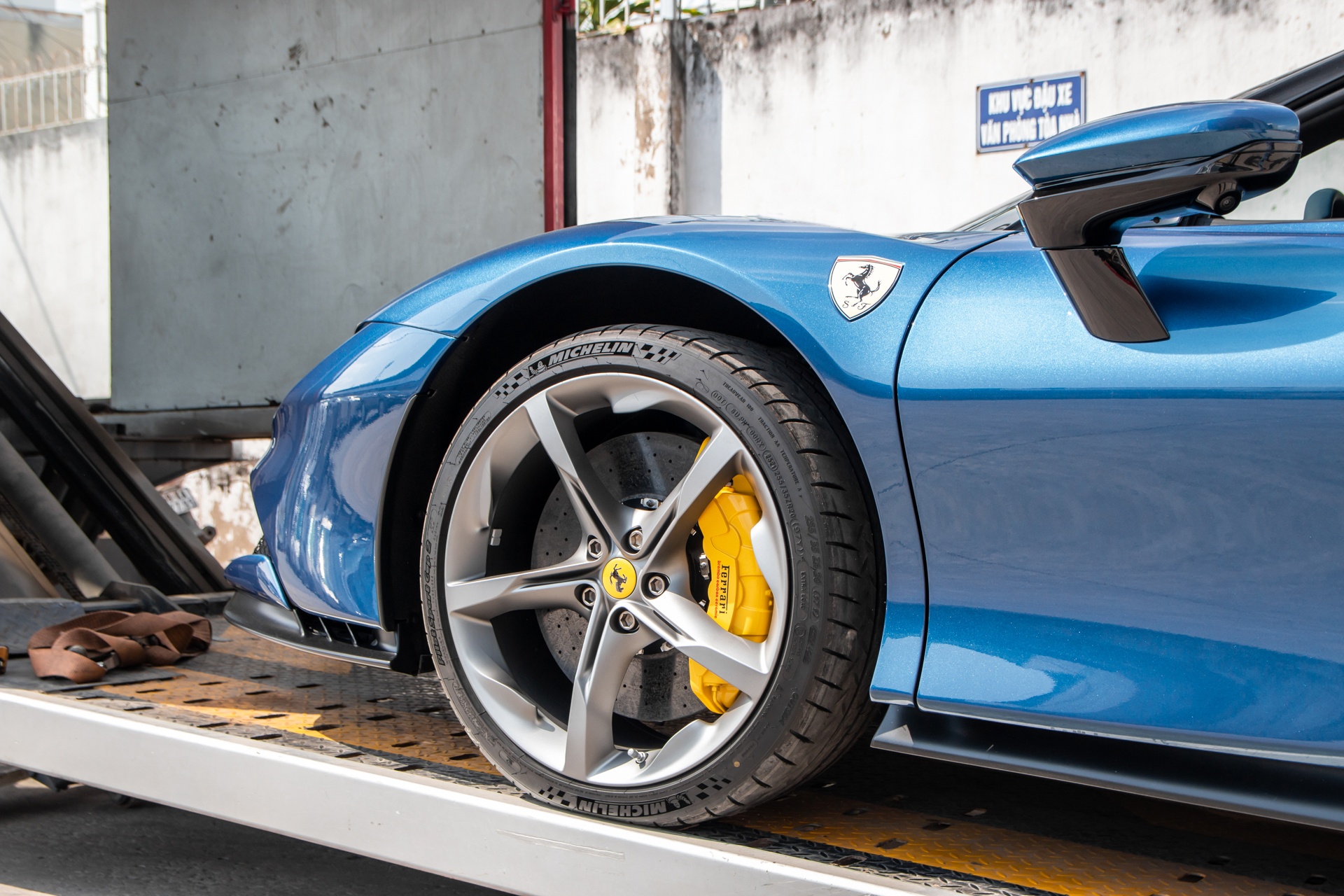 Ferrari SF90 Spider anh 4