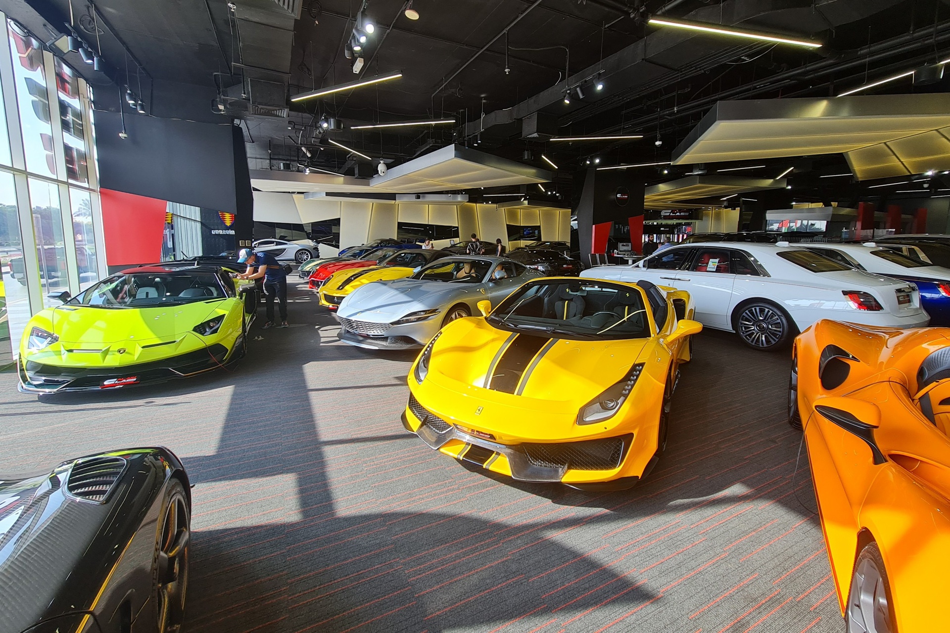 Can canh showroom sieu xe noi tieng tai Dubai hinh anh