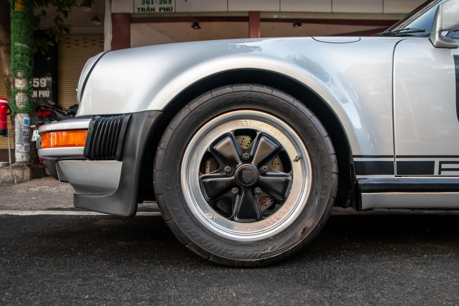 Porsche 930 Turbo anh 4