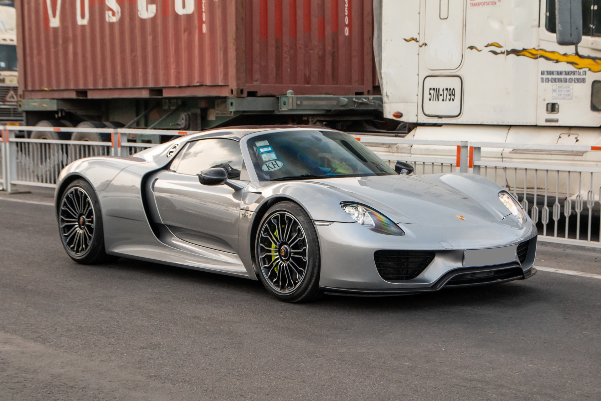 Porsche 918 Spyder va loat sieu xe xuong pho dip Giang sinh hinh anh