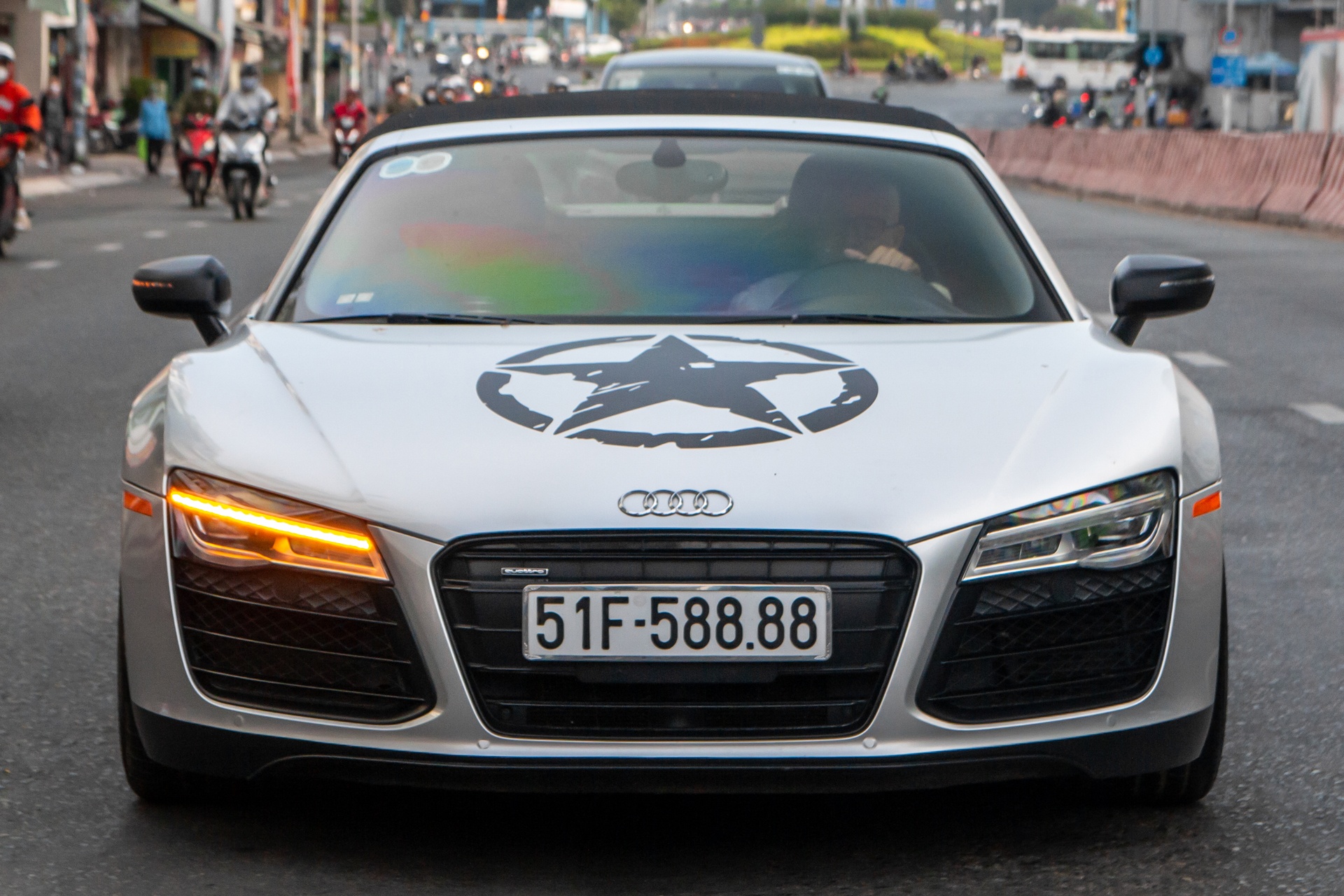 Audi R8 V10 Spyder doc nhat Viet Nam tai xuat voi dien mao moi hinh anh
