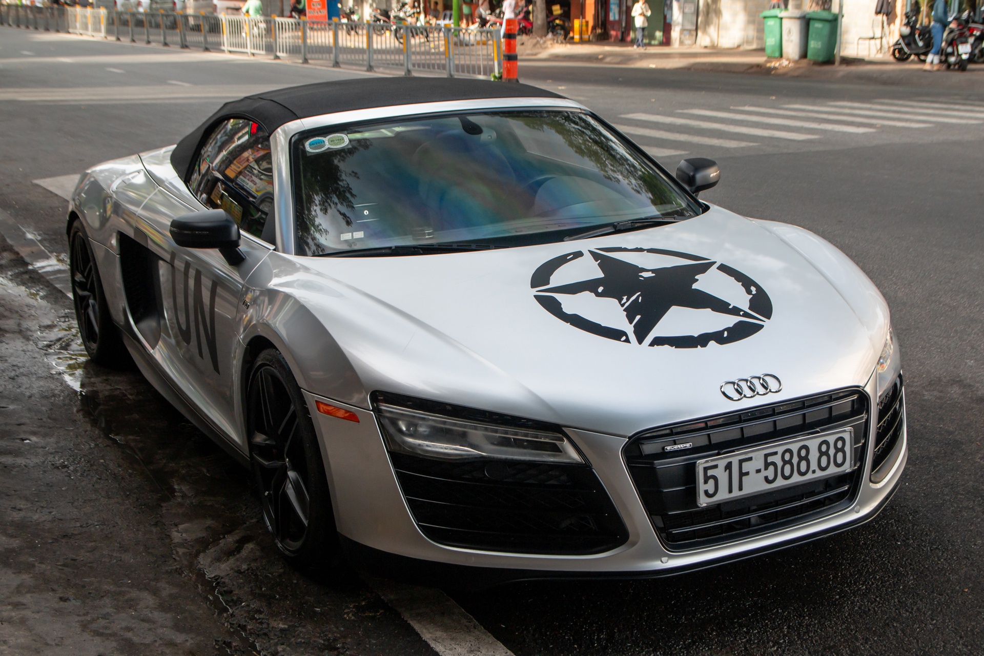 Audi R8 V10 Spyder anh 1