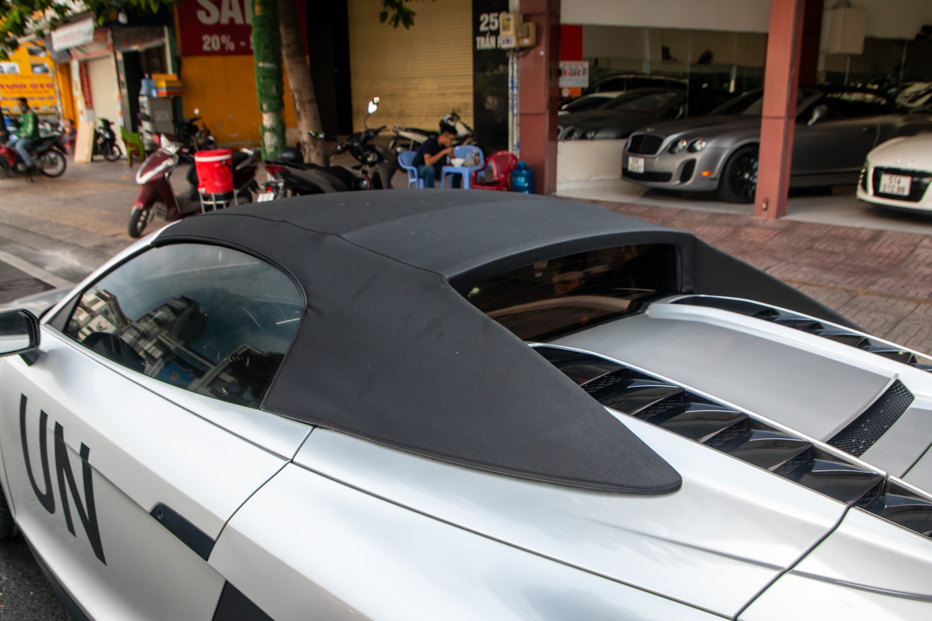 Audi R8 V10 Spyder anh 12