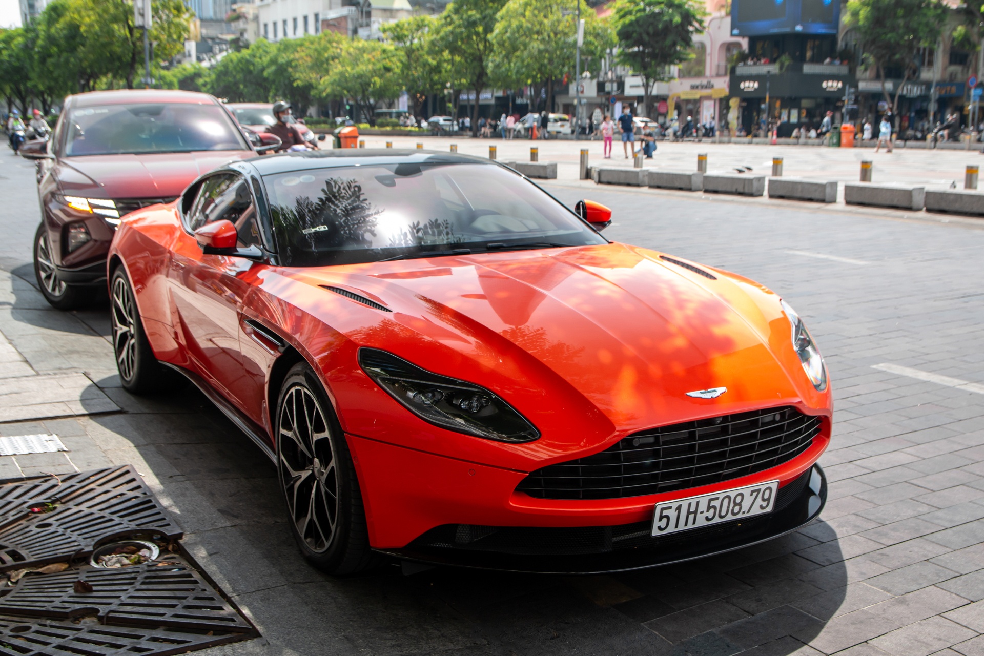 Aston Martin DB11 anh 1