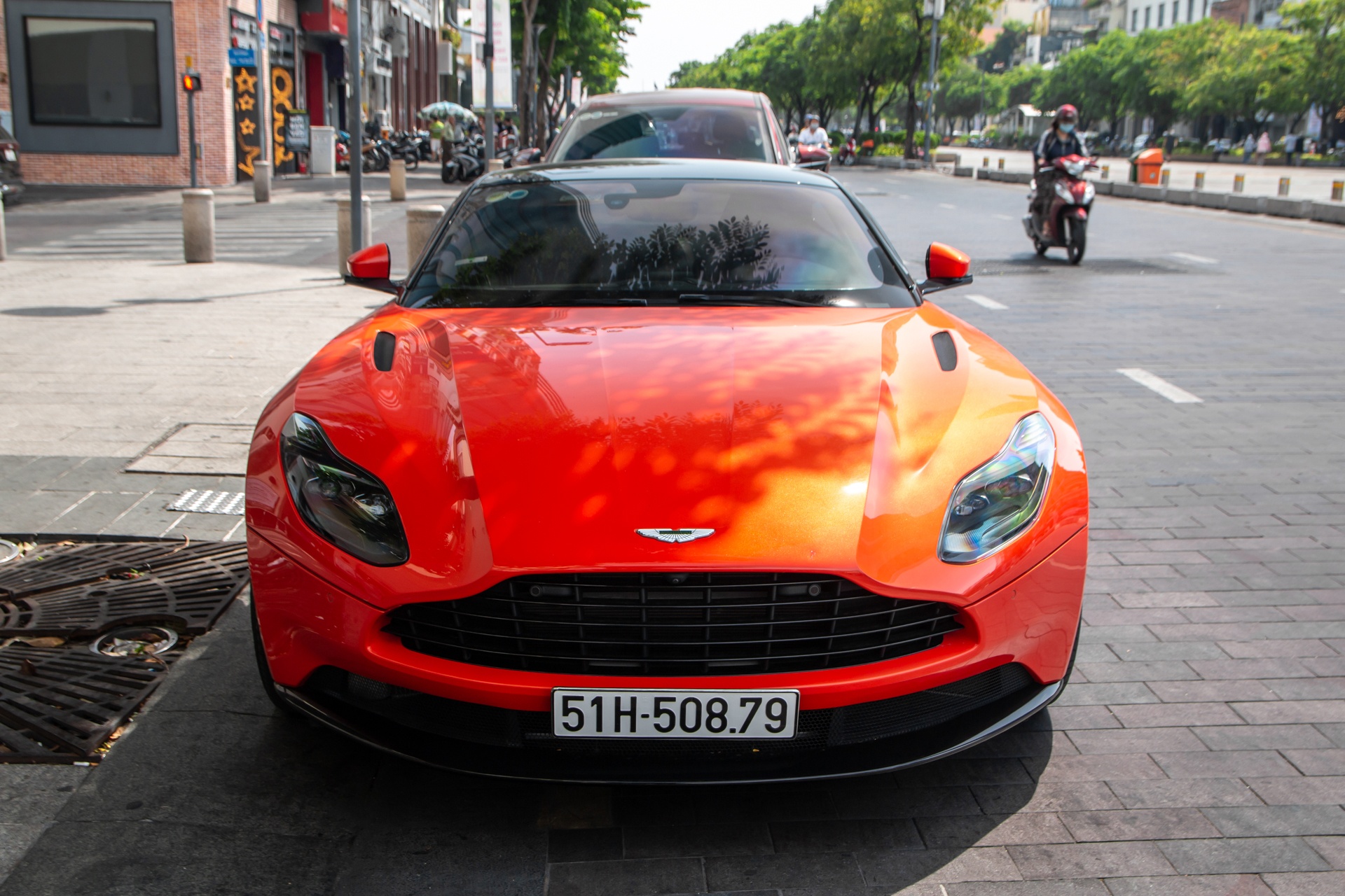 Aston Martin DB11 anh 2