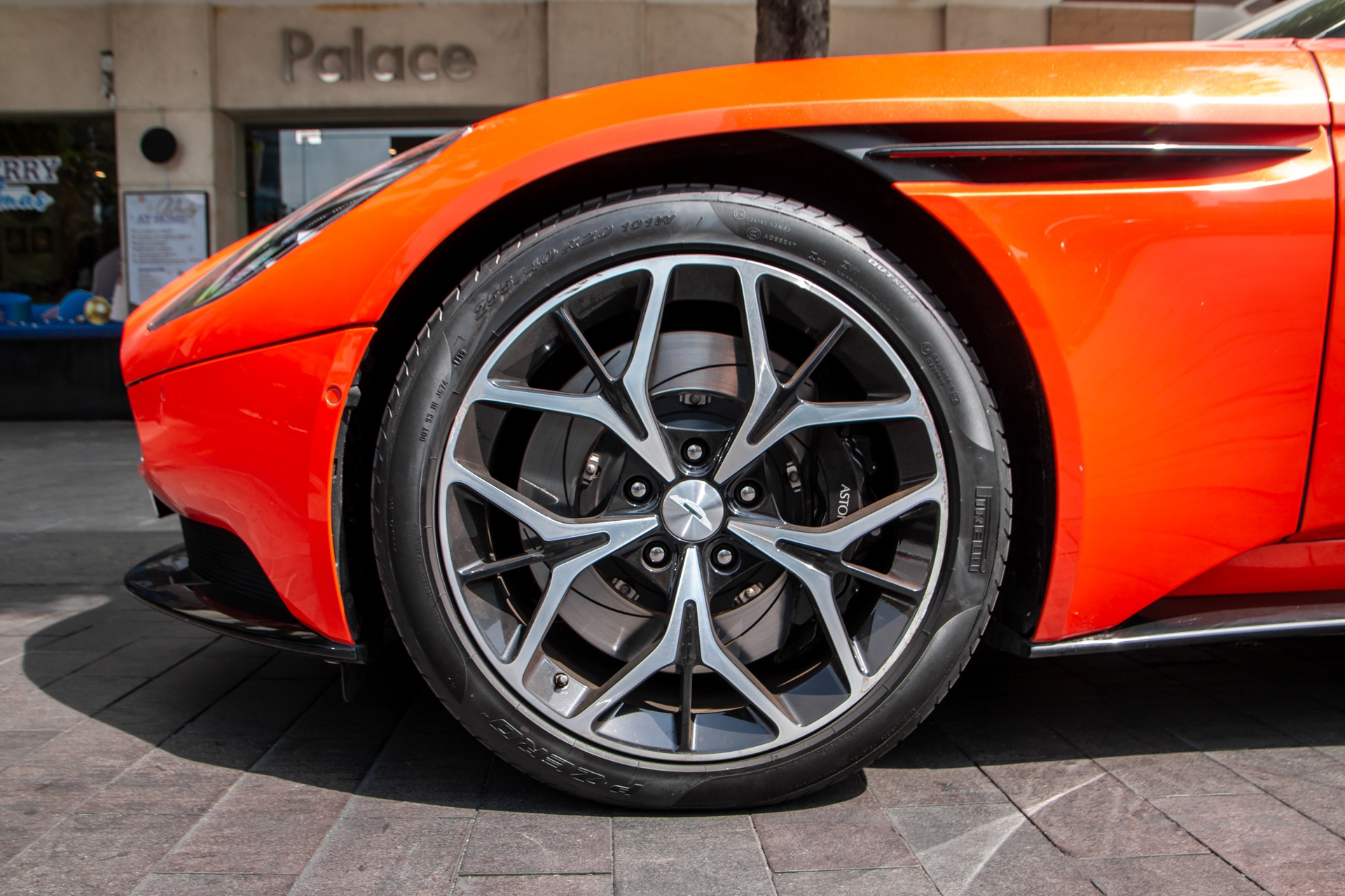 Aston Martin DB11 anh 4