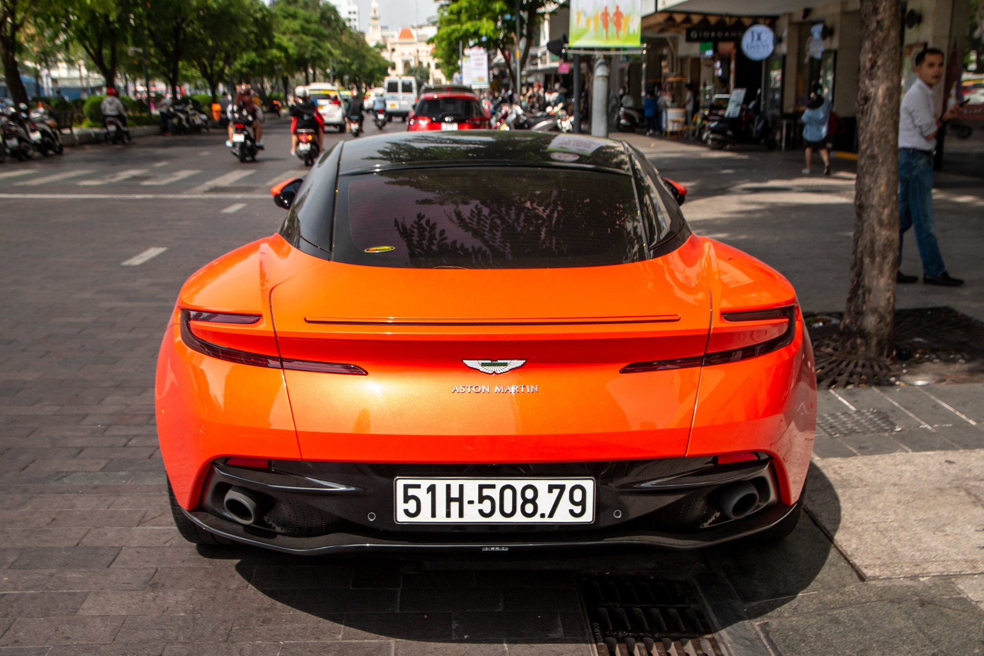 Aston Martin DB11 anh 7