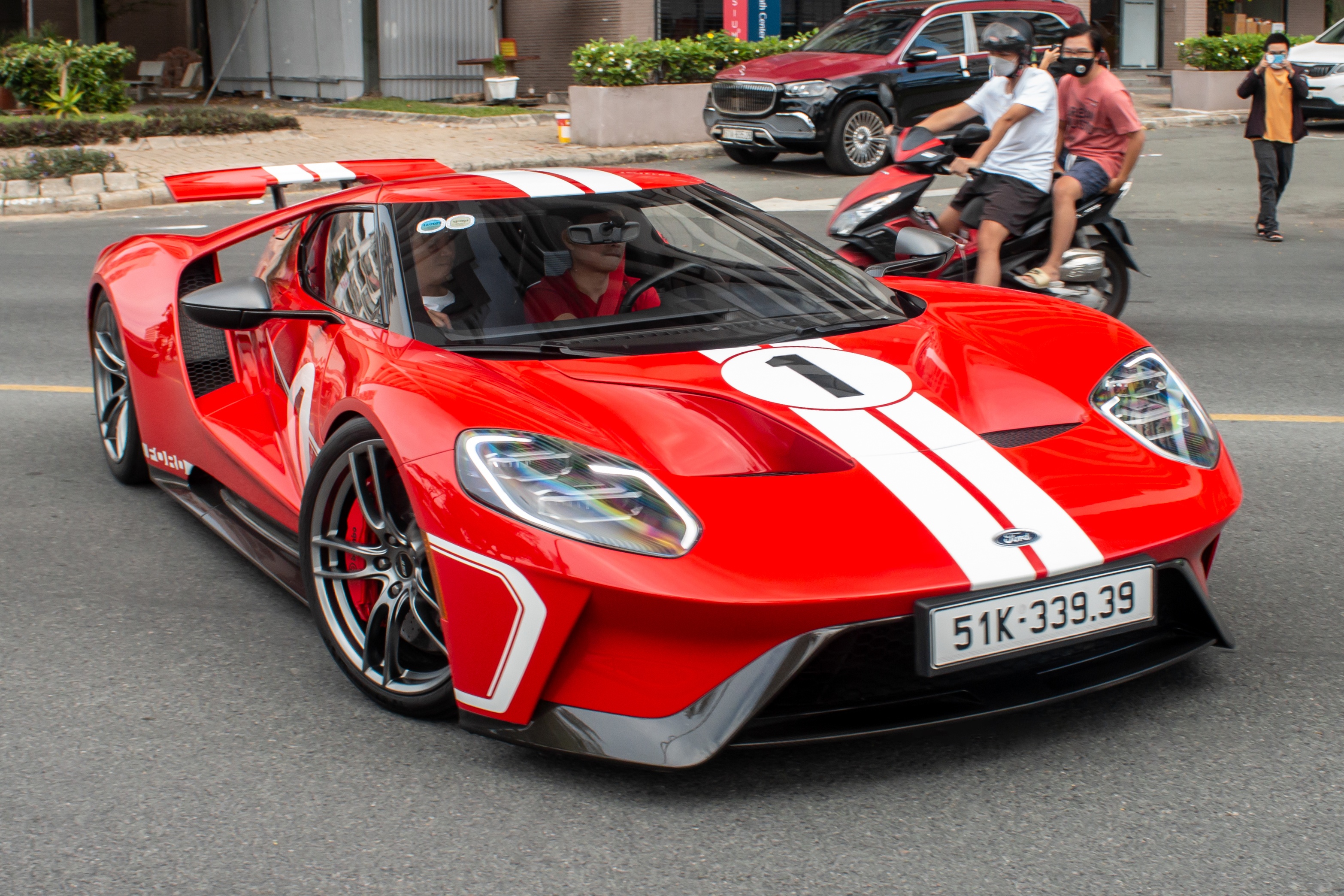 Nguyen Quoc Cuong va Minh Nhua trai nghiem Ford GT phien ban gioi han hinh anh