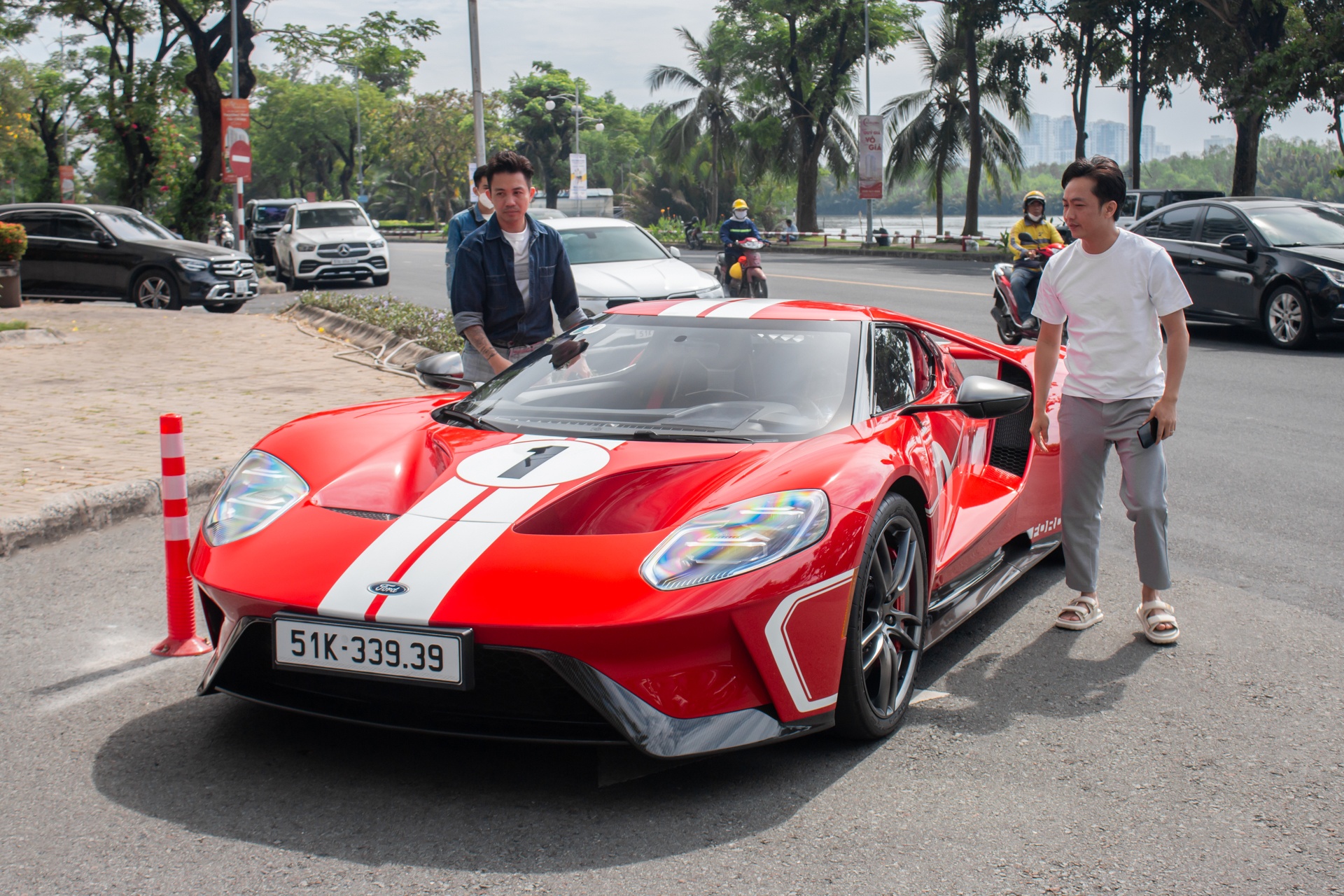 Minh Nhua, Nguyen Quoc Cuong hop mat dan sieu xe tram ty dong hinh anh