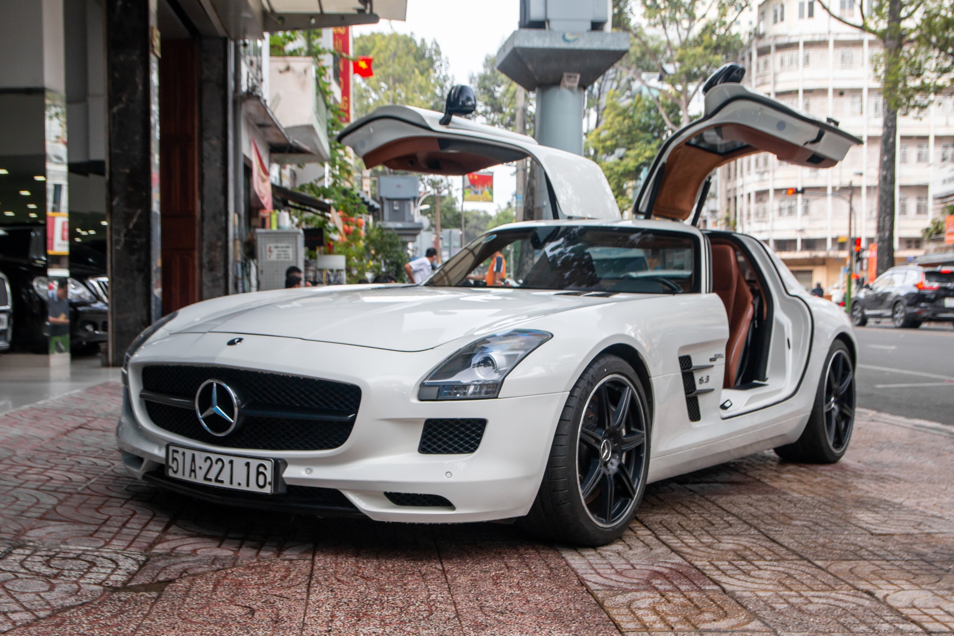Mercedes-AMG SLS dau tien tai Viet Nam duoc lam moi ngoai that hinh anh