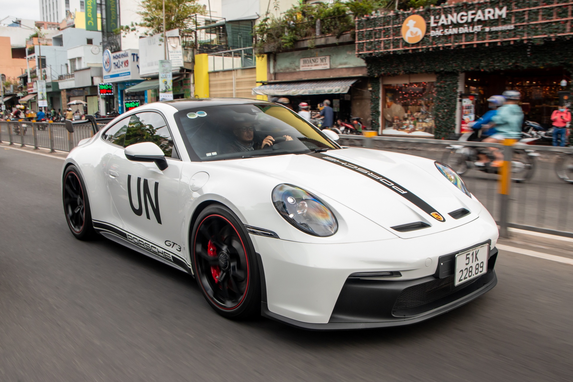 Ong Dang Le Nguyen Vu cam lai Porsche 911 GT3 hang hiem tai TP.HCM hinh anh
