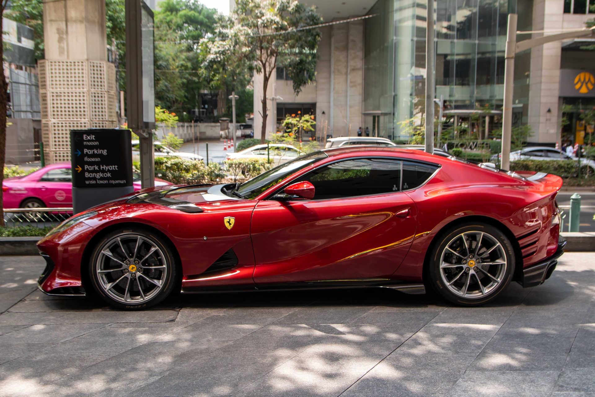 Ferrari 812 Competizione anh 13