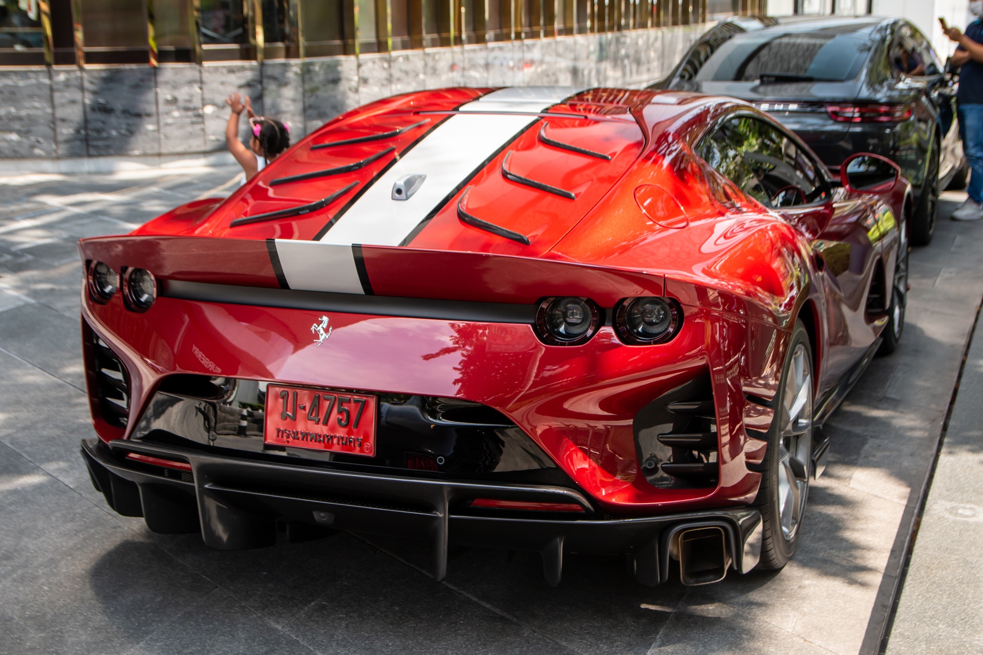 Ferrari 812 Competizione anh 4