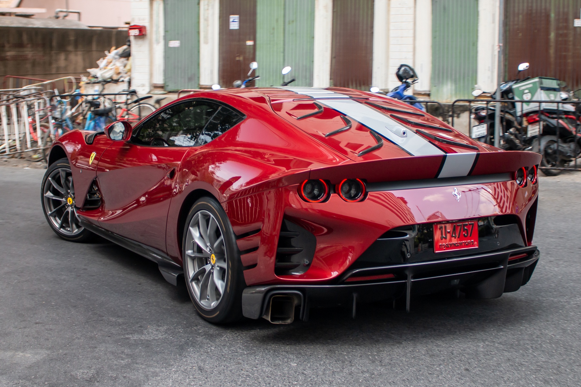 Ferrari 812 Competizione anh 15