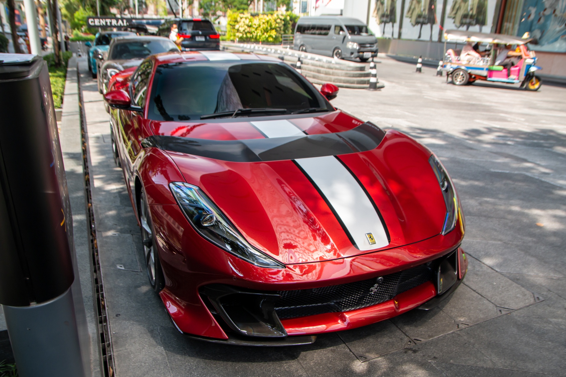 Ferrari 812 Competizione anh 2
