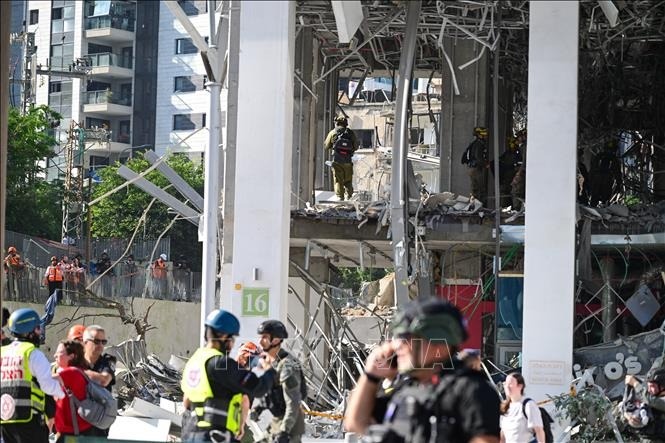 Israel to dong thai kiem che, Iran xac nhan chi huy cap cao thiet mang hinh anh