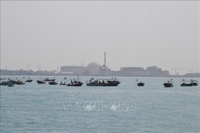 Tau gan eo bien Hormuz phat thong diep bat thuong de tranh bi tan cong hinh anh