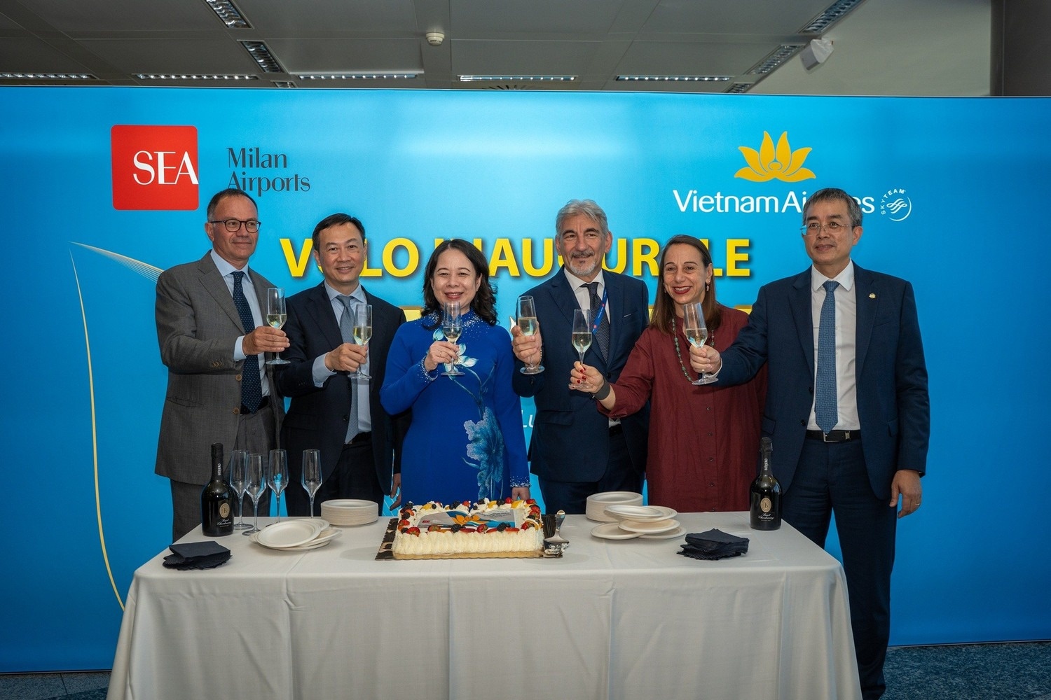 Vietnam Airlines,  Ha Noi,  Milan,  Vietnam,  Italy anh 2