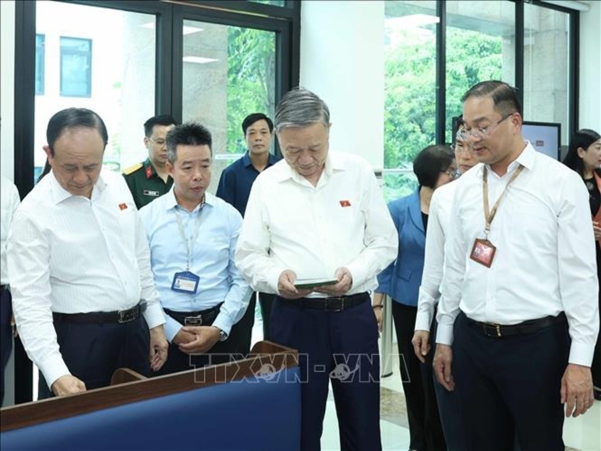 Tong Bi thu,  To Lam,  tiep xuc cu tri anh 3