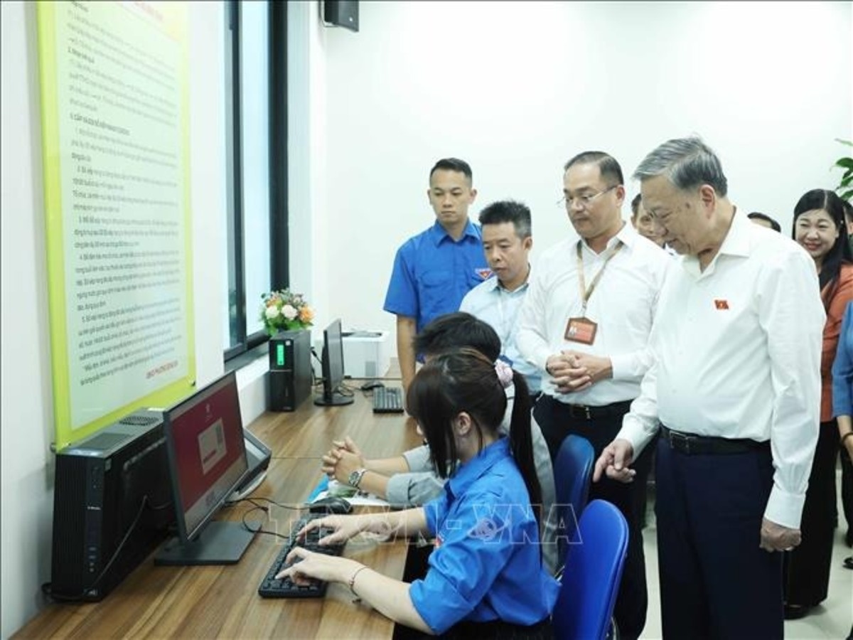 Tong Bi thu,  To Lam,  tiep xuc cu tri anh 1