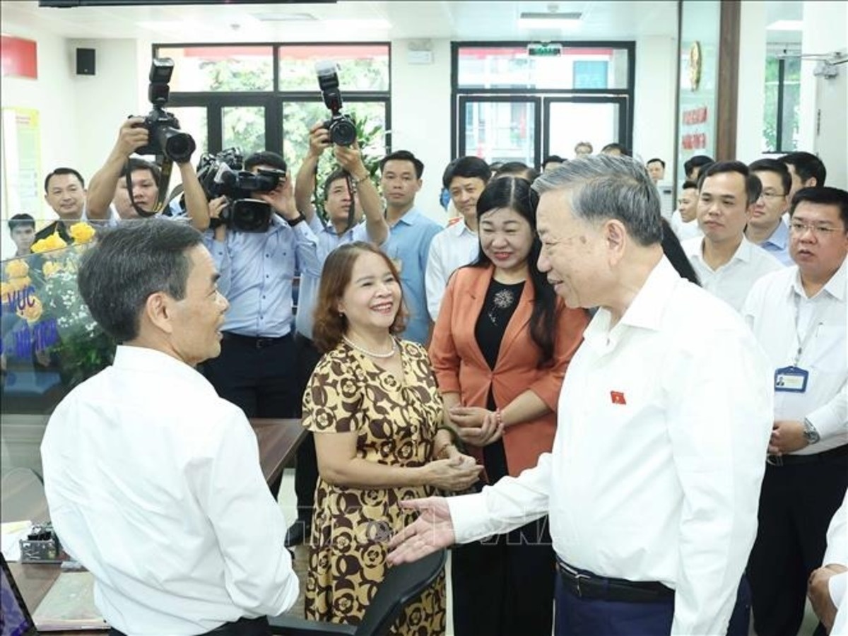 Tong Bi thu tham Trung tam phuc vu hanh chinh cong phuong Dong Da hinh anh