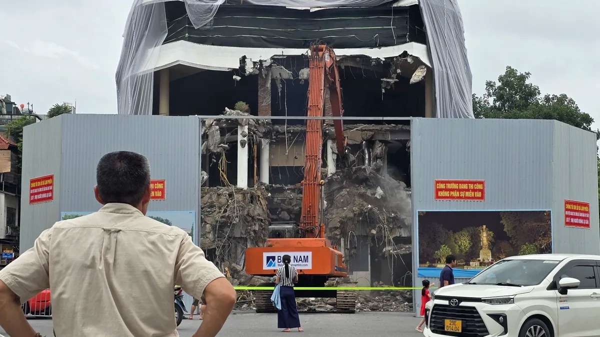 Ha Noi phun nuoc chong bui pha do toa nha Ham ca map hinh anh