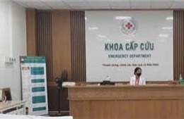 Cap cuu mot nan nhan da chan thuong nang do bi lua sang Campuchia hinh anh