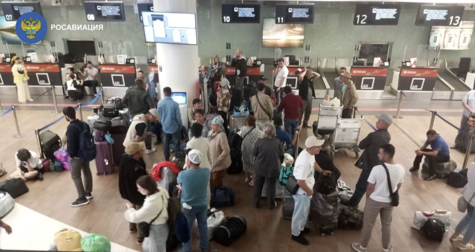 UAV Ukraine tan cong khap nuoc Nga, hang tram chuyen bay bi huy hinh anh