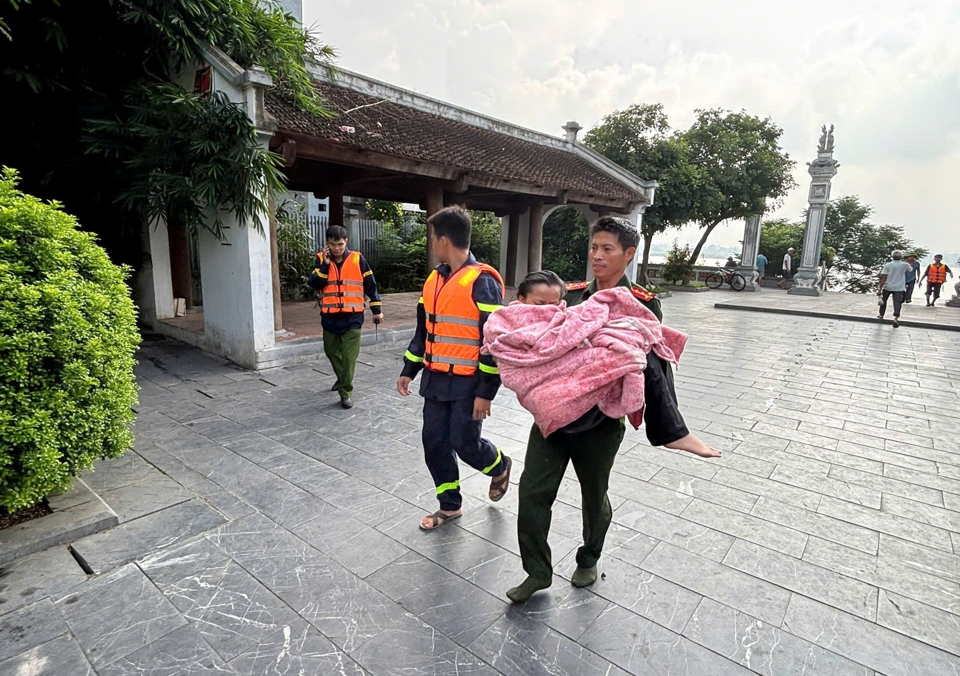 Cong an Ha Noi cuu nu sinh nhay cau Vinh Tuy tu tu hinh anh